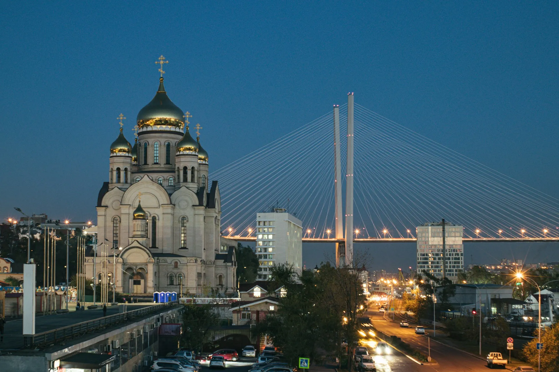 Собор и Золотой мост во Владивостоке в сумерках